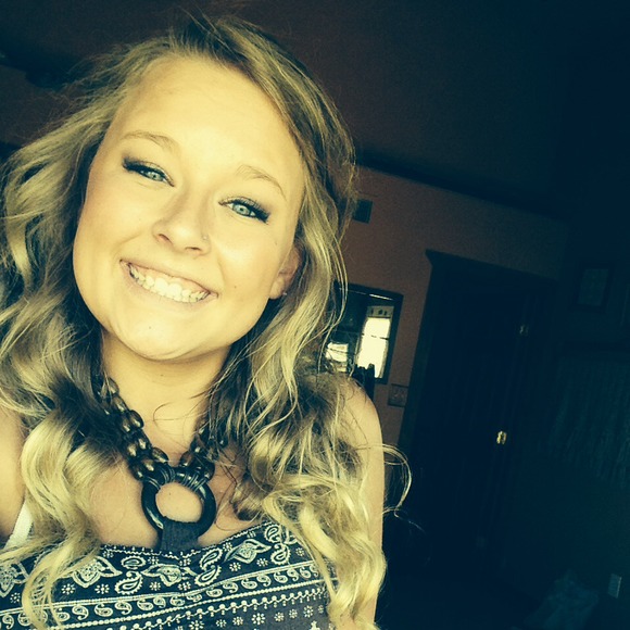 Profile Picture of Madi Pihl (@madipihl99) on Poshmark