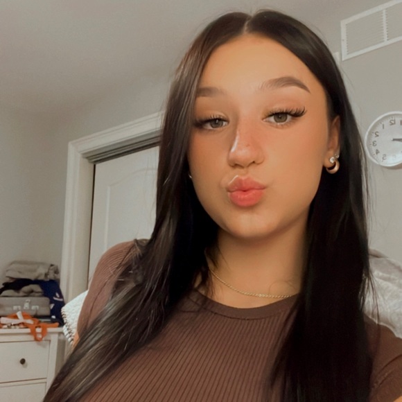 Profile Picture of Ava Camarote (@avacamarote) on Poshmark