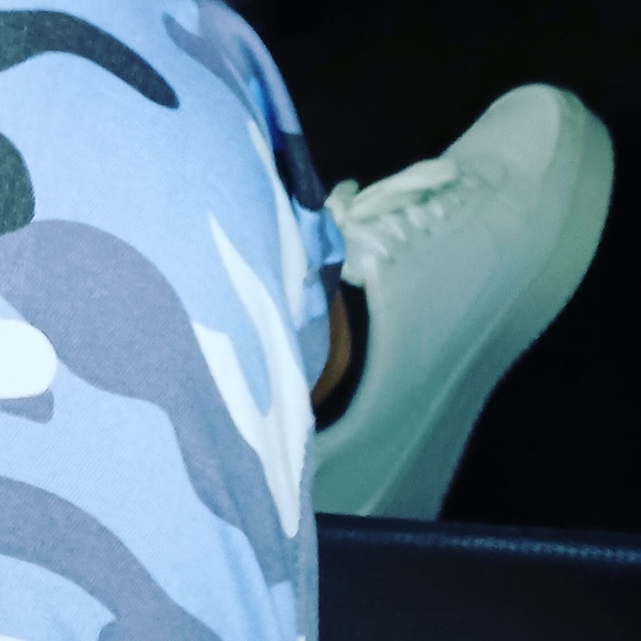 Profile Picture of Zoey Borinski (@zoeyabor1) on Poshmark