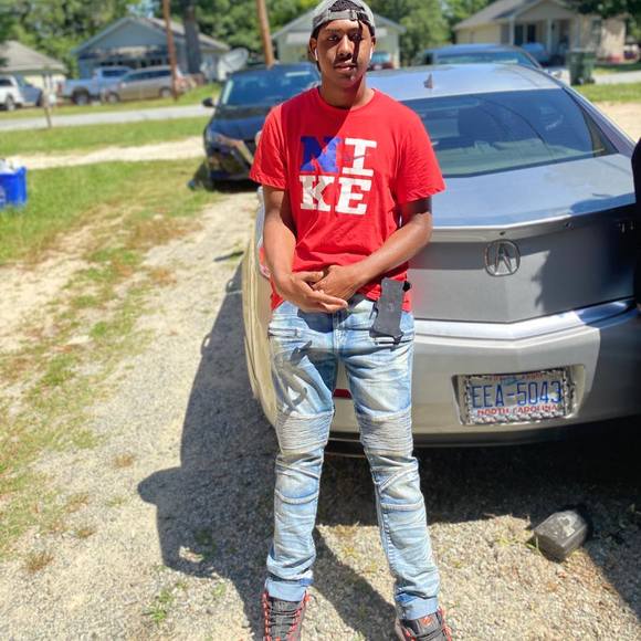 Profile Picture of Jaylin Davis (@jaylindavis26) on Poshmark