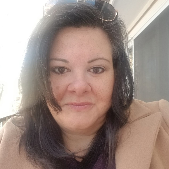 Profile Picture of Lara Martinez (@laraserena1972) on Poshmark