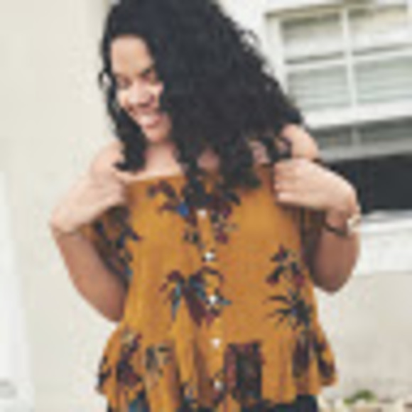 Profile Picture of Kayla Vizcarrondo (@k_vizcarrondo) on Poshmark