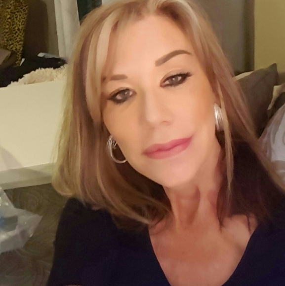 Profile Picture of Cheryl Leydecker (@cleydecker) on Poshmark