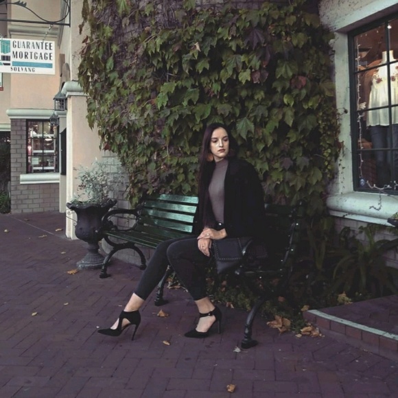 Profile Picture of Athena Kondos (@athenakondos) on Poshmark