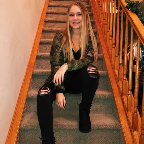 Profile Picture of Devin Fisher (@devinmaee) on Poshmark