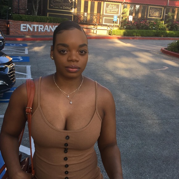 Profile Picture of Wisline Henrius (@lynnhenrius) on Poshmark