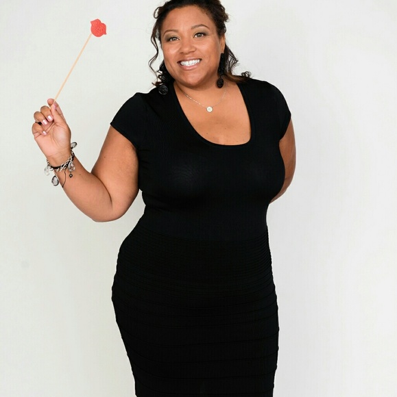 Profile Photo of Robin Hunt (@curvymomagee) on Poshmark