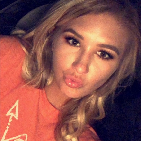 Profile Picture of Taylor Schiesel (@tshiz) on Poshmark