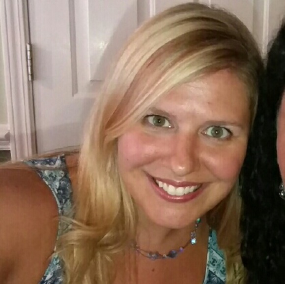 Profile Picture of Janelle Hill (@janelleatl) on Poshmark
