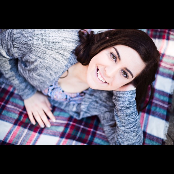 Profile Picture of Hannah Root (@hroot11) on Poshmark