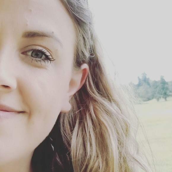 Profile Picture of Courtney Stadden (@courtney2lyn) on Poshmark