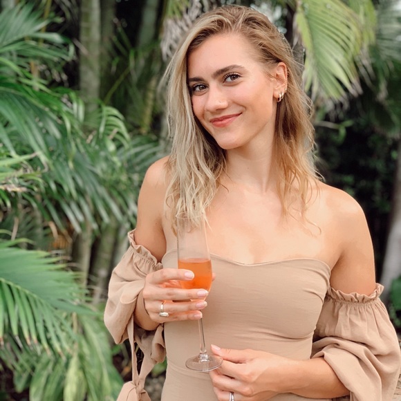 Profile Picture of Carly Grant (@carlyegrant) on Poshmark