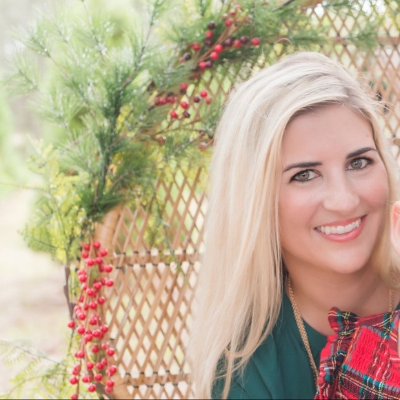 Profile Picture of Ashley Picciano (@ashaleeo2) on Poshmark