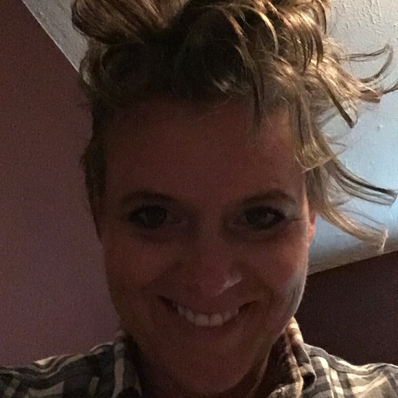 Profile Picture of Deborah Harshman (@debbynrm) on Poshmark