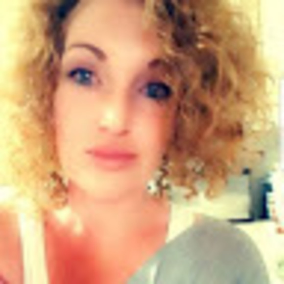 Profile Picture of Amber Ogren (@amberogren1808) on Poshmark