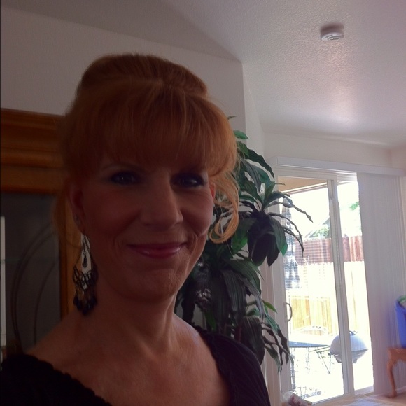 Profile Picture of Carol Hahn (@cahahn7607) on Poshmark