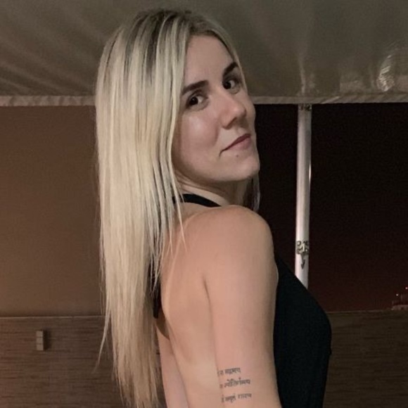 Profile Picture of Beatriz Moutinho (@beatrizmoutinho) on Poshmark