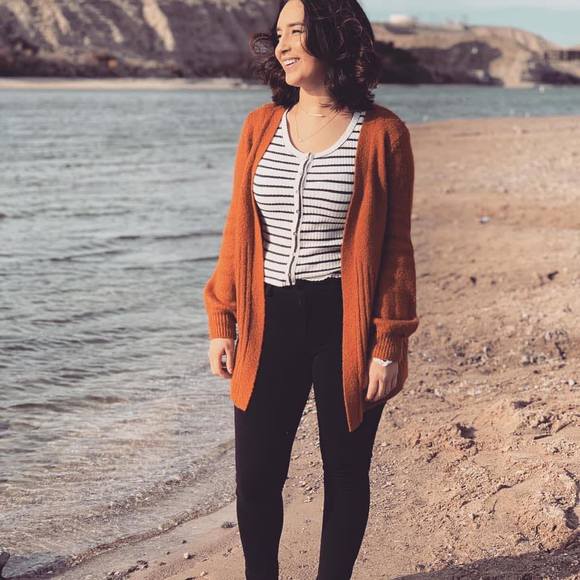 Profile Picture of Vania Alvarez (@fashvany) on Poshmark