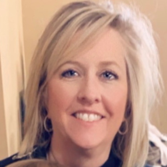 Profile Picture of Debbie Monos (@dmonos) on Poshmark