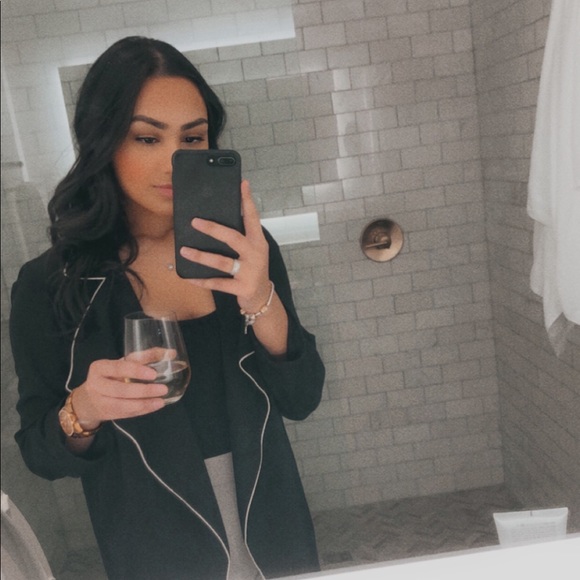 Profile Picture of Anika Hossain (@anikahossain) on Poshmark