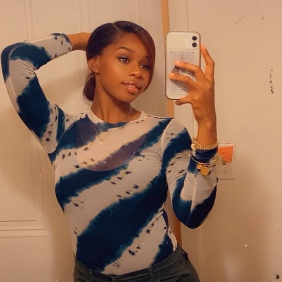 Profile Picture of Moiya Barnett (@moiyabee) on Poshmark