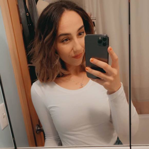 Profile Picture of Lynn Cochran (@lynnguinni) on Poshmark