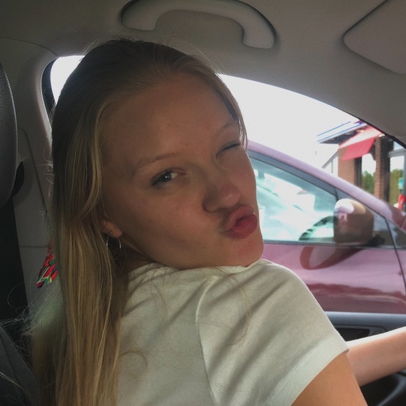 Profile Picture of Maddy Ekstrand (@maddyekstrand) on Poshmark