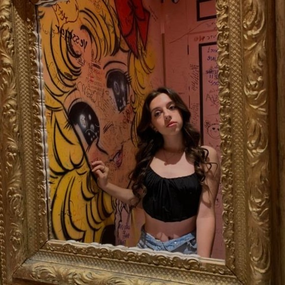 Profile Picture of Charlie Fauteux (@charliefauteuxx) on Poshmark