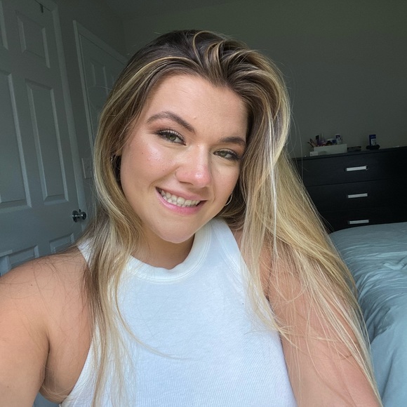 Profile Picture of Theresa Cruciata (@ttheresaa12) on Poshmark