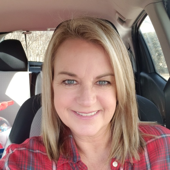 Profile Picture of Lisa Pratt (@flynursele) on Poshmark