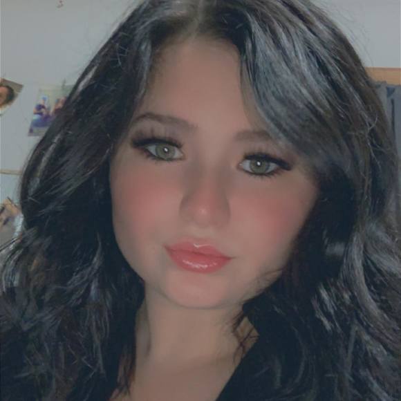 Profile Picture of Ashton Febinger (@ashtonfebinger) on Poshmark