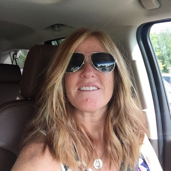 Profile Picture of Holly Kuhnell (@hollymom4) on Poshmark