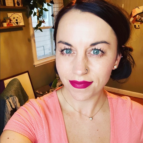 Profile Picture of Amber Geehan (@teach2closet) on Poshmark