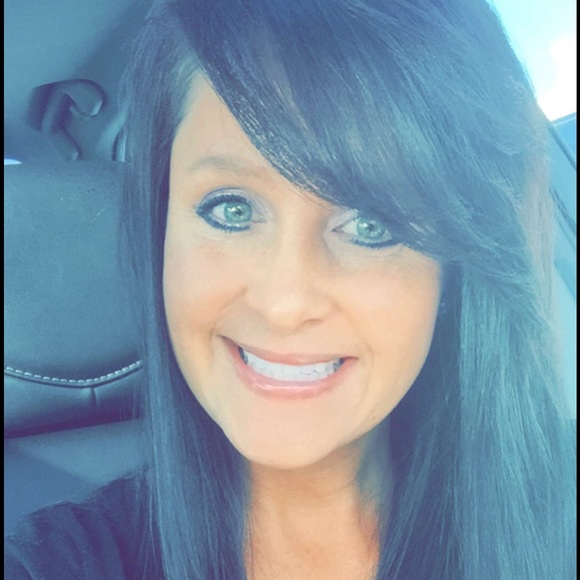 Profile Picture of Tonya Henley (@tonyahenley) on Poshmark