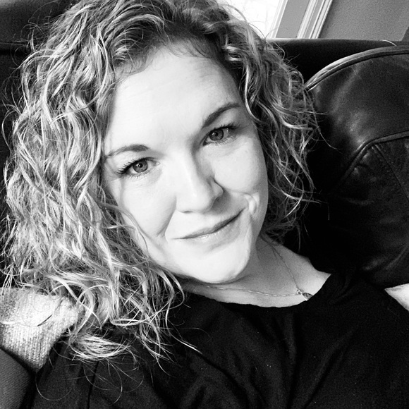 Profile Picture of Vanessa Warzecha (@vwarzecha) on Poshmark