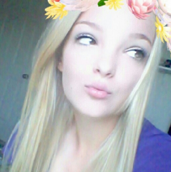 Profile Picture of Savannah Palmer (@savannahsmiles_) on Poshmark