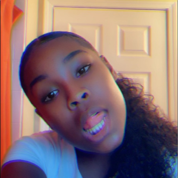 Profile Picture of Angel Hampton (@therealathangg) on Poshmark