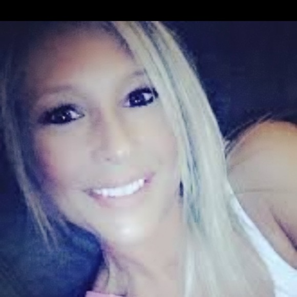 Profile Picture of Carrie Haeberlein (@chaeberlein) on Poshmark