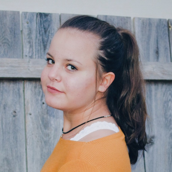 Profile Picture of Katie Burtnick (@kaattiiee_11) on Poshmark