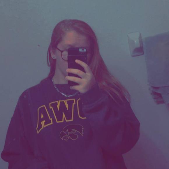 Profile Picture of Shayna Larson (@shayna_larson) on Poshmark