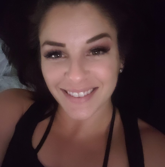 Profile Picture of Amber Wilde (@wildechild7) on Poshmark