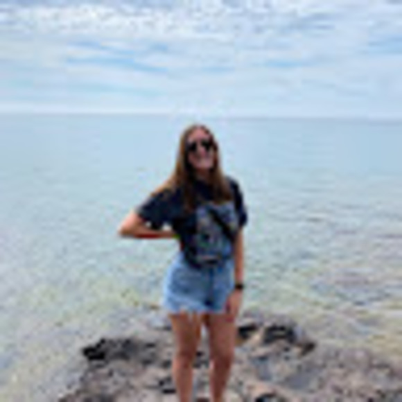 Profile Picture of Allyssa Reid (@allyssareid0) on Poshmark