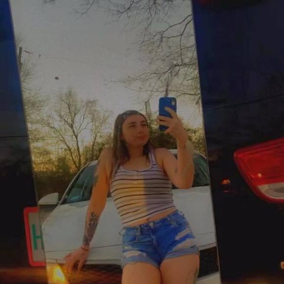 Profile Picture of Ariel Gallien (@arielgallien) on Poshmark