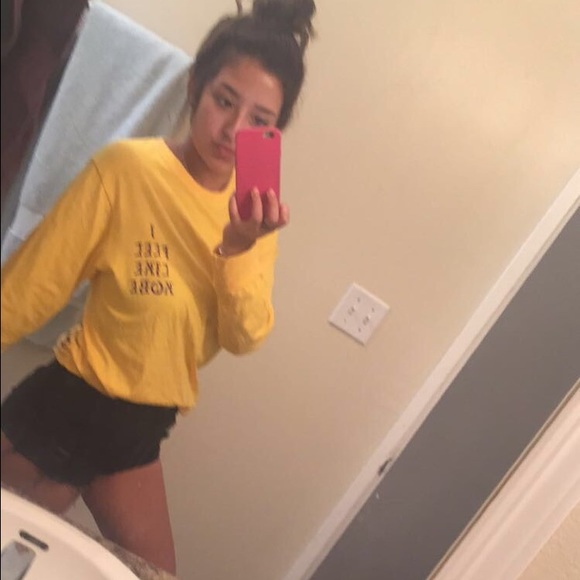 Profile Picture of Crystal Summer (@crystal5alv) on Poshmark