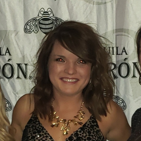 Profile Picture of Vanessa Thursby (@vanbrothur) on Poshmark