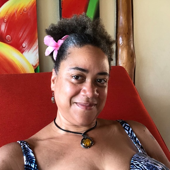 Profile Picture of Lori Thomas (@danzmazon) on Poshmark