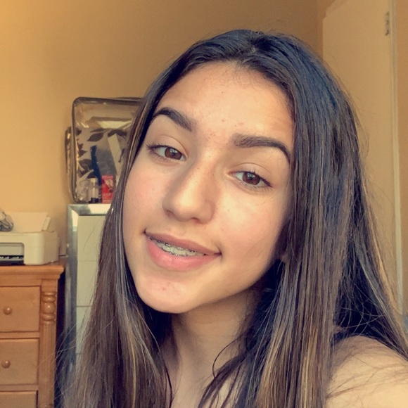 Profile Picture of Julia Saiter (@julesss14) on Poshmark