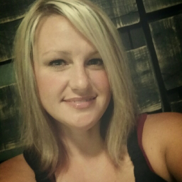 Profile Picture of Jennifer Hardman (@blondie_25880) on Poshmark