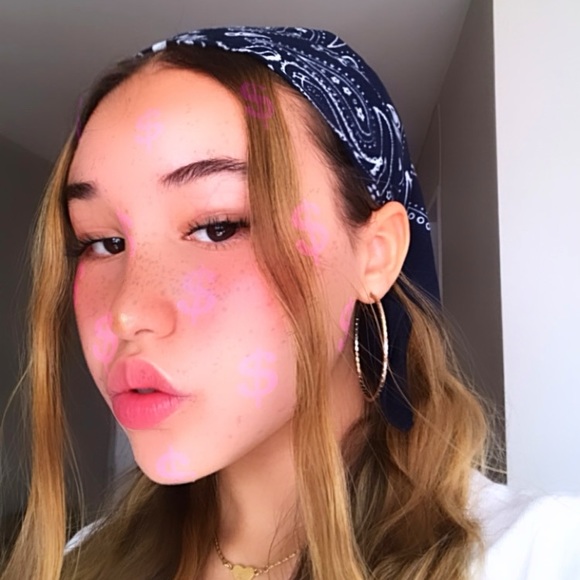 Profile Picture of Gia Simone (@its_october) on Poshmark