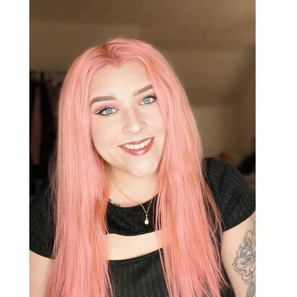 Profile Picture of Alyssa Broemsen (@allybeesen) on Poshmark